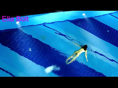 ❤️ Não consigo parar de ver, jovem loira apanhada a nadar nua na piscina da estância balnear ELLA BOLT ❤️ Porno porno em pt.shufflesex.ru ️❤