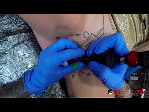 ❤️ Extremamente tatuada, a brasa Sully Savage fez uma tatuagem no seu clítoris ❤️ Porno porno em pt.shufflesex.ru ️❤