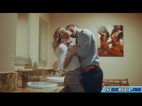 ❤️ Quando uma loira peituda o seduz numa casa de banho pública ❤️ Porno porno em pt.shufflesex.ru ️❤